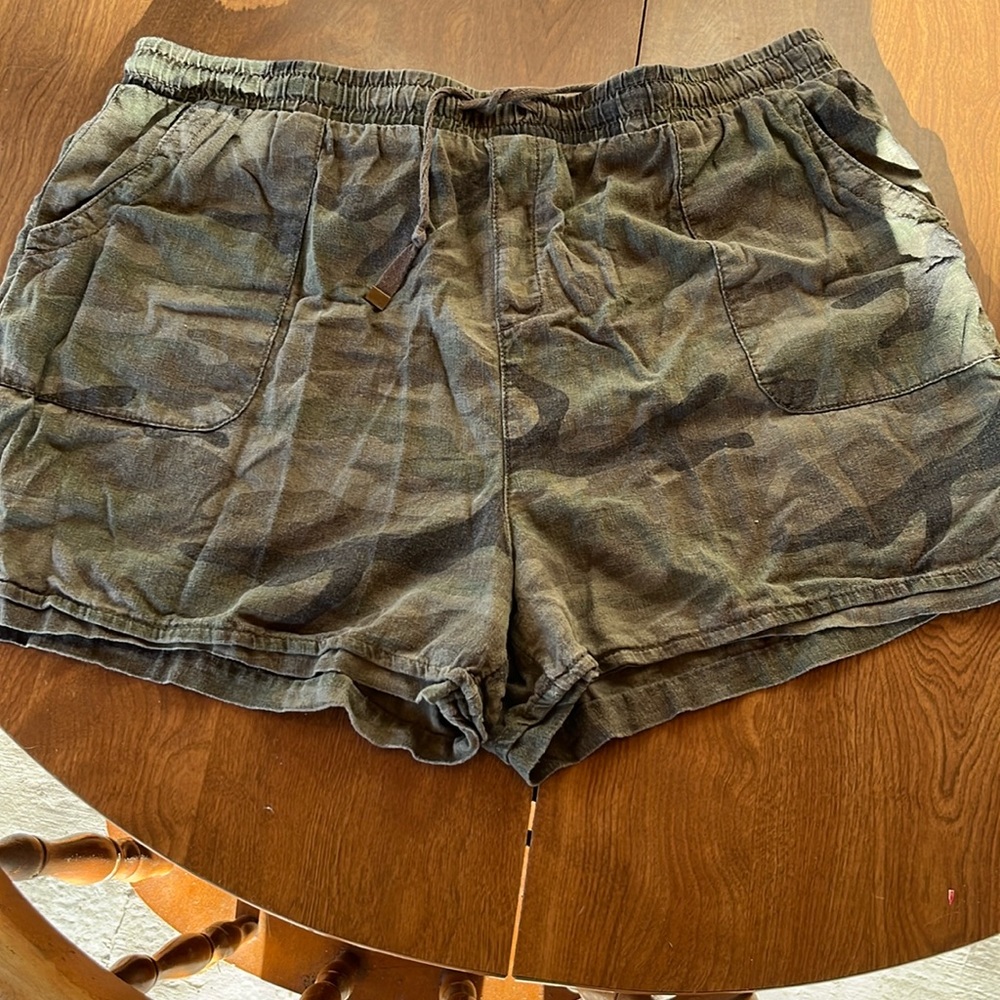 Women’s casual camo shorts. Size XL 16-18